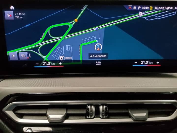 Slika prikazuje unutrašnjost vozila, zaslon navigacije.