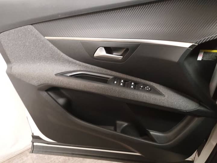 Slika prikazuje unutrašnjost vozila (panel vrata).