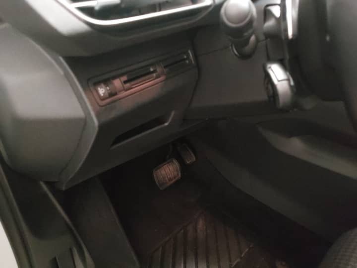 Slika prikazuje unutrašnjost vozila, dio upravljača i pedale.