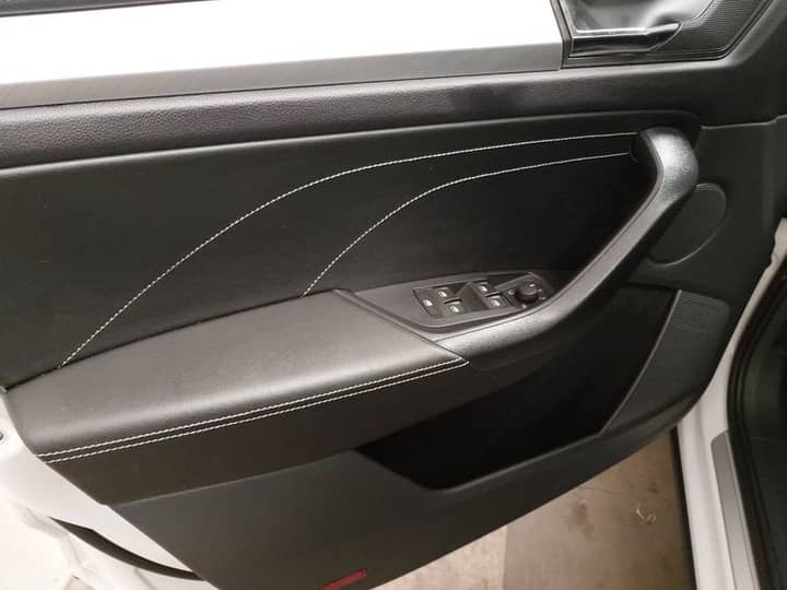 Slika prikazuje unutrašnjost vozila (panel vrata i kontrole).