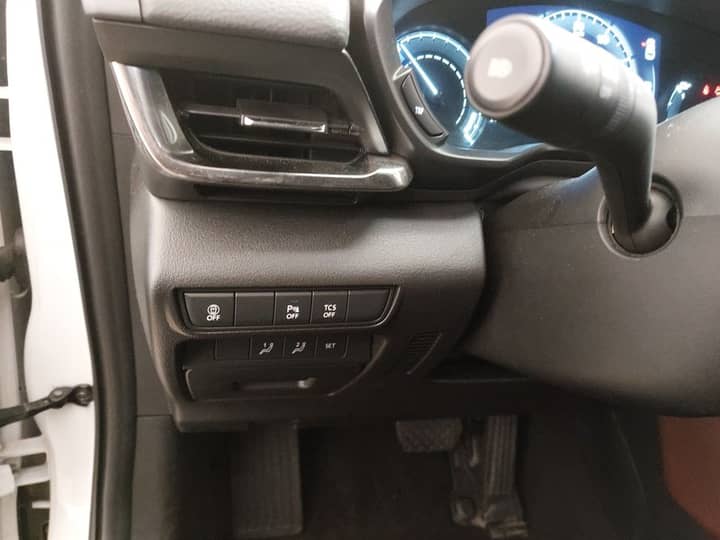 Slika prikazuje unutrašnjost vozila (volan i instrument ploče).