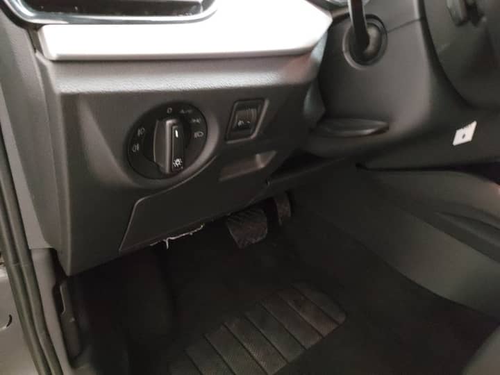 Slika prikazuje unutrašnjost vozila: kontrolna ploča i pedale.
