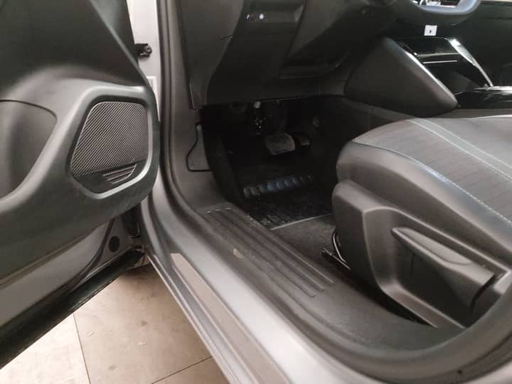 Peugeot 2008 Allure automatik • Full LED • digitalni instrumenti
