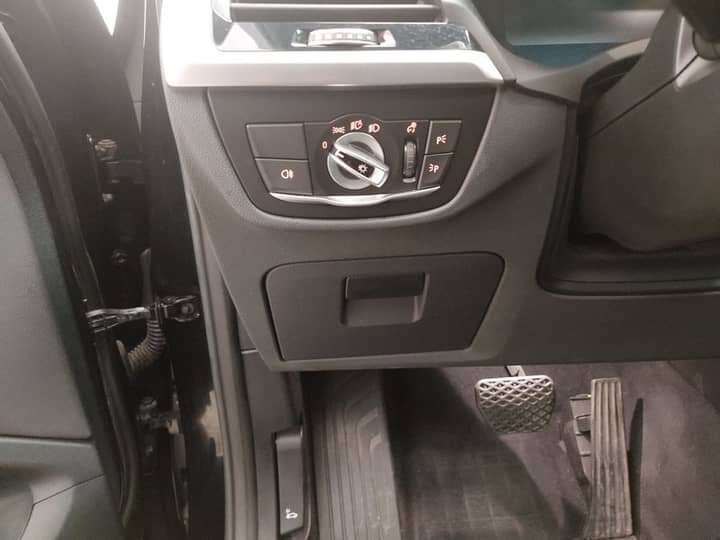 Slika prikazuje unutrašnjost vozila, kontrolna ploča i pedale.