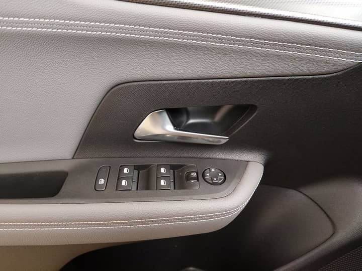Slika prikazuje unutrašnjost vozila (panel vrata i kontrole).