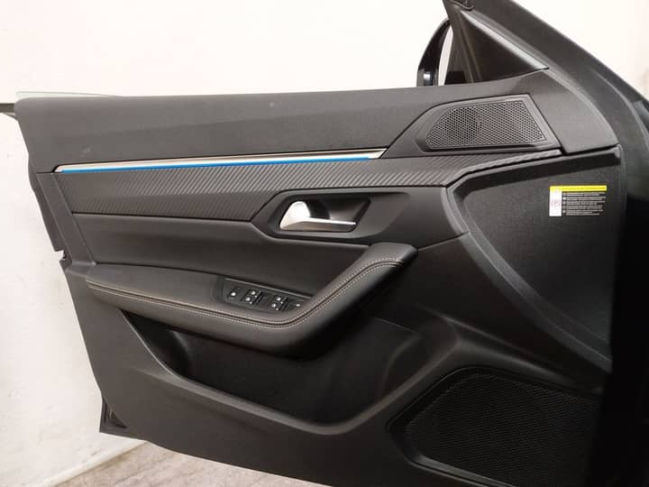 Slika prikazuje unutrašnjost vozila – vrata i kontrolni panel.