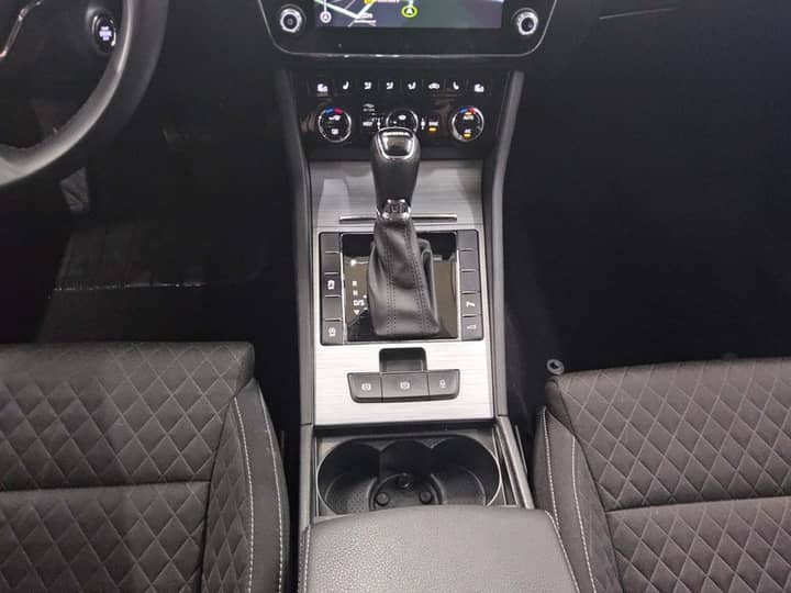 Škoda Superb Combi 2.0 TDI Ambition automatik • ACC • Full LED