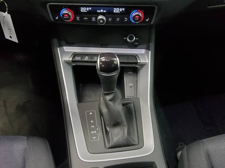 Slika prikazuje unutrašnjost vozila (središnja konzola i mjenjač).