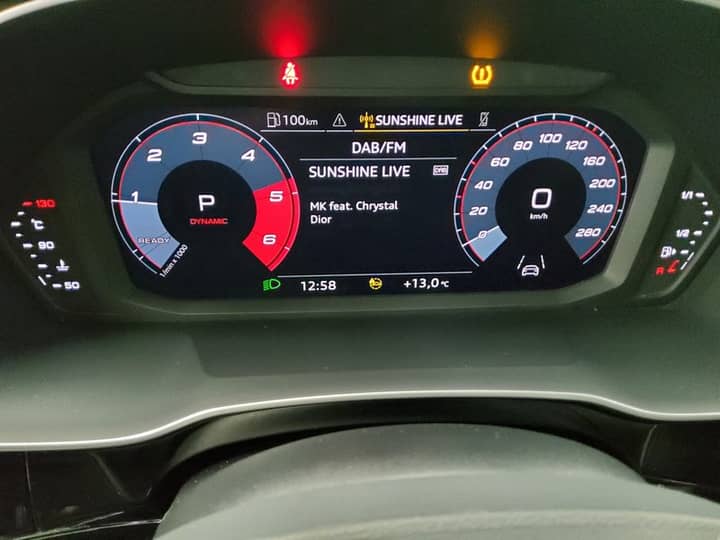 Slika prikazuje unutrašnjost vozila, fokus na instrument ploča i volan.