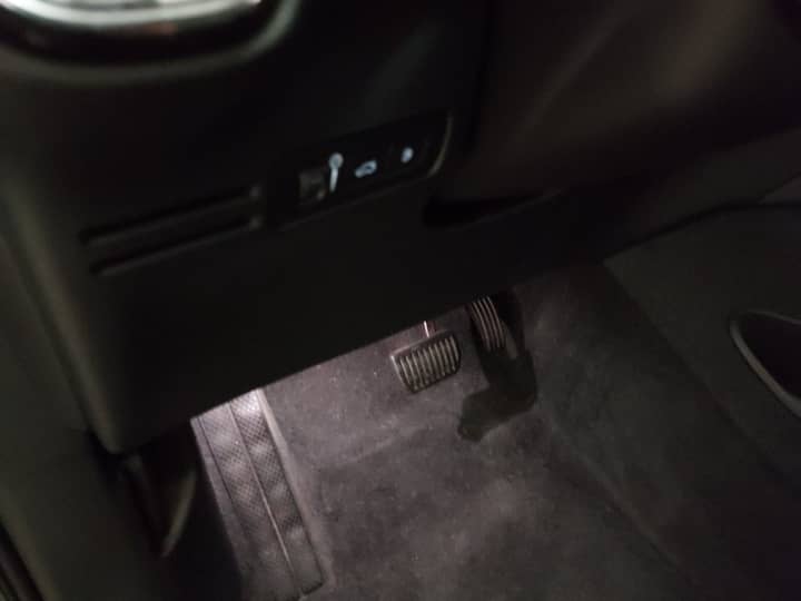 Slika prikazuje unutrašnjost vozila; pedale su vidljive.