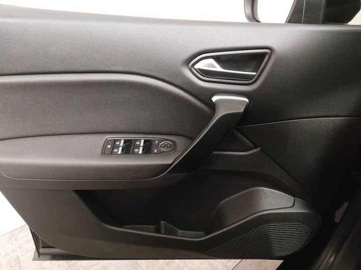 Slika prikazuje unutrašnjost vrata automobila.