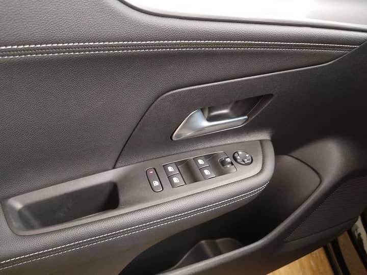 Slika prikazuje unutrašnjost vozila (panel vrata i kontrole).