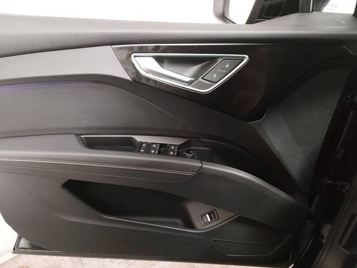 Slika prikazuje unutrašnjost vrata automobila.