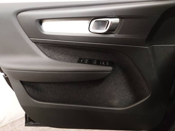 Slika prikazuje unutrašnjost vozila – panel vrata i kontrole.
