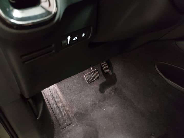 Slika prikazuje unutrašnjost vozila – pedale i podnicu.