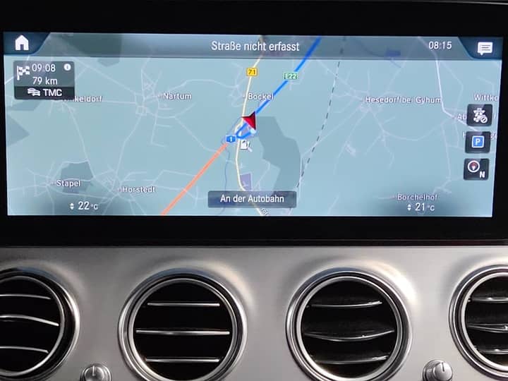 Slika prikazuje unutrašnjost vozila (navigacijski zaslon).