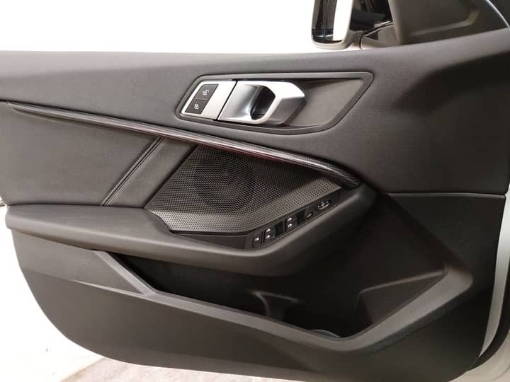 Slika prikazuje unutrašnjost vrata automobila.