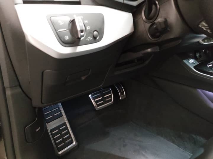 Slika prikazuje unutrašnjost vozila (pedale i volan).