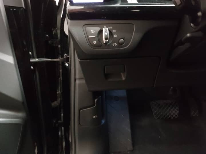 Slika prikazuje unutrašnjost vozila, upravljački panel i pedale.