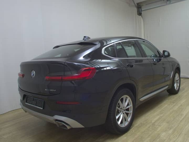 Snimka prikazuje crni SUV prikolica s stražnjeg boka na unutrašnju rasvjetu salona, s vanjskim okvirom vozila.