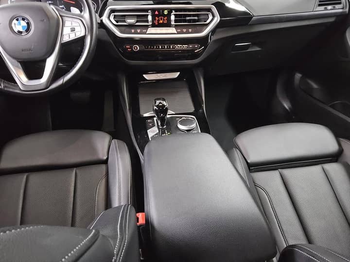 Unutrašnjost automobila: prednji dio kabine, centralni tunel i sjedala vidljivi.