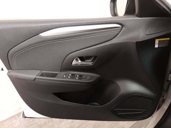 Slika prikazuje unutrašnjost vrata automobila.