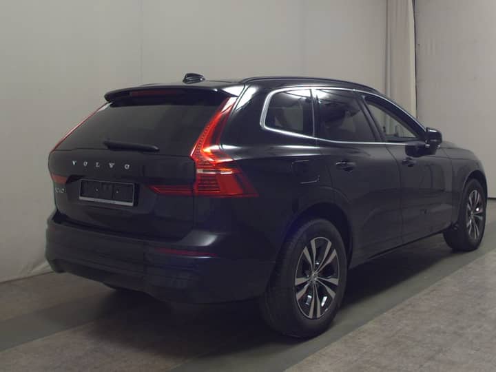 Slika prikazuje vanjsku karoseriju vozila na parkingu.