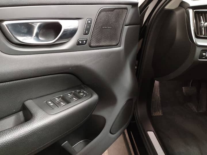 Slika prikazuje unutrašnjost vozila (panel vrata, kontrole).