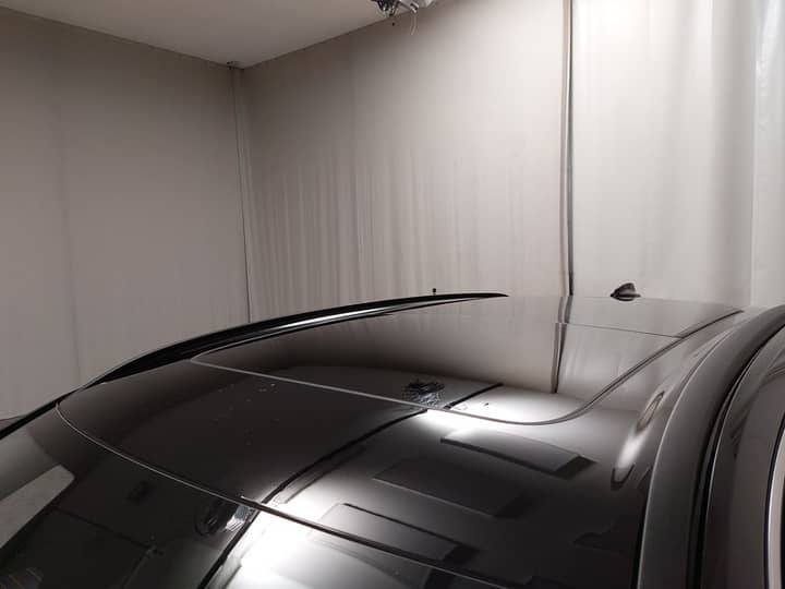 Slika prikazuje vanjski dio vozila (krov).