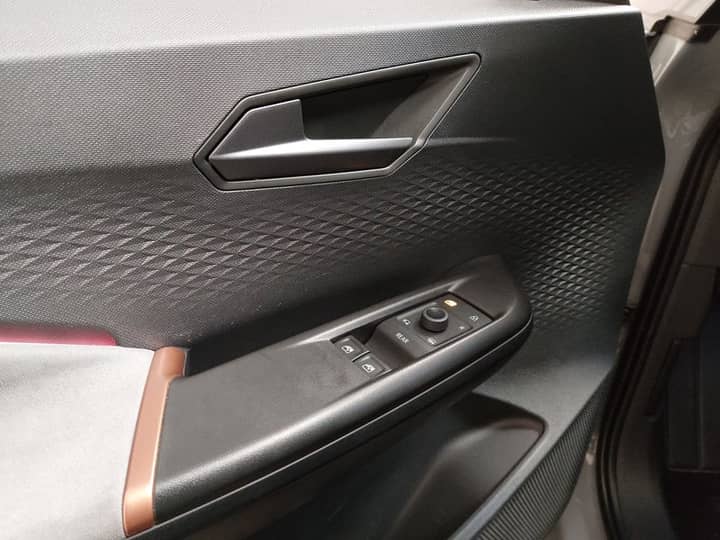 Slika prikazuje unutrašnjost vozila (panel vrata s kontrolama).