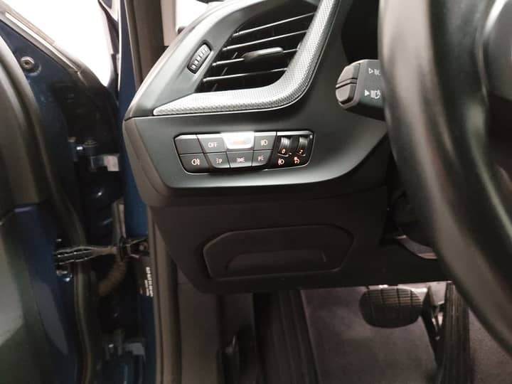Slika prikazuje interijer vozila, dio kontrolne ploče i volan.