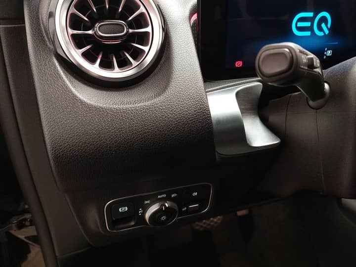 Mercedes-Benz EQB 250 Progressive • digitalni instrumenti • LED