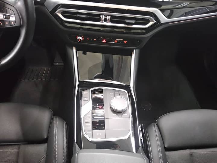 Slika prikazuje unutrašnjost vozila, središnji dio konzole.