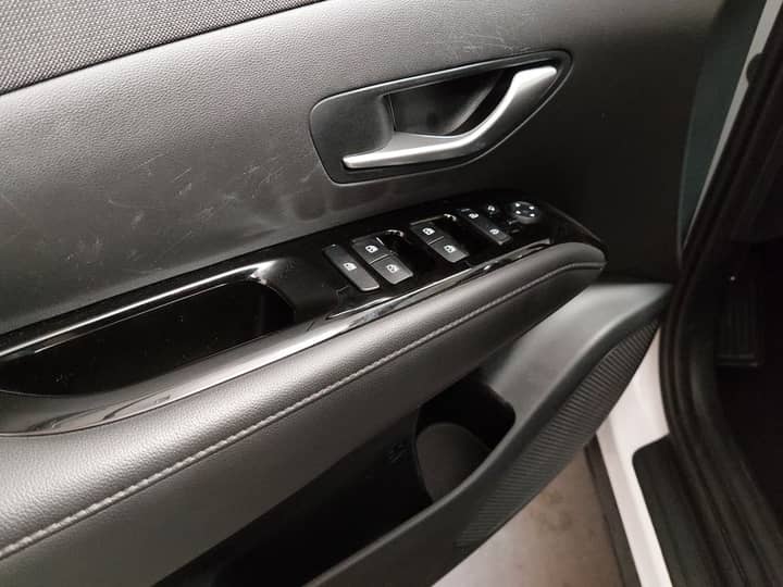 Slika prikazuje unutrašnjost vozila – panel vrata s gumbima.