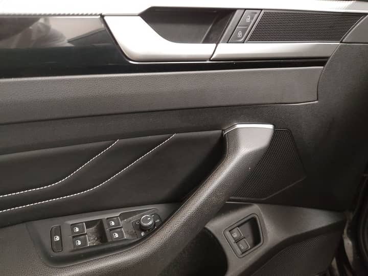 Slika prikazuje unutrašnjost vozila – panel vrata i kontrole.
