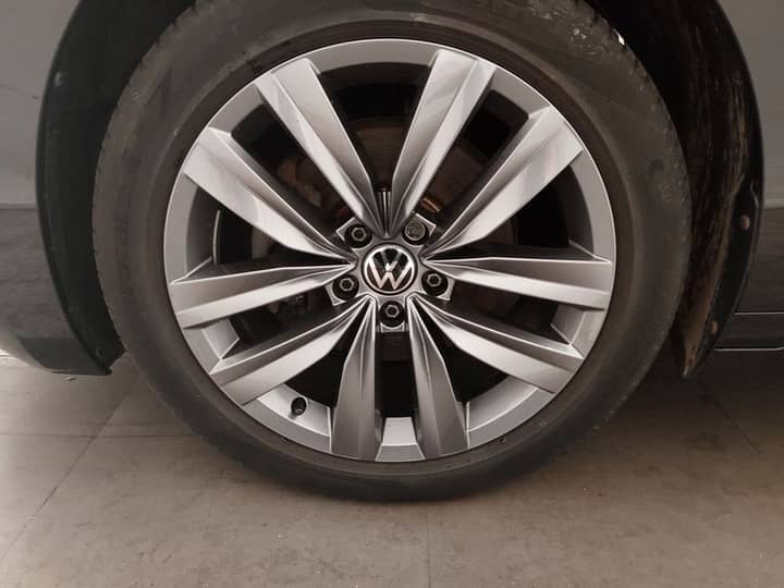 Slika prikazuje vanjski dio automobila – kotač s naplatom.