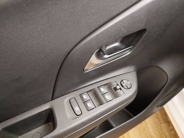 Slika prikazuje unutrašnjost vozila – unutarnji panel vrata i prozore.
