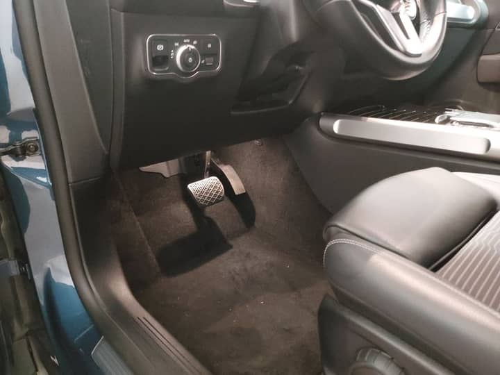Slika prikazuje unutrašnjost vozila, pedale i prostor vozača.