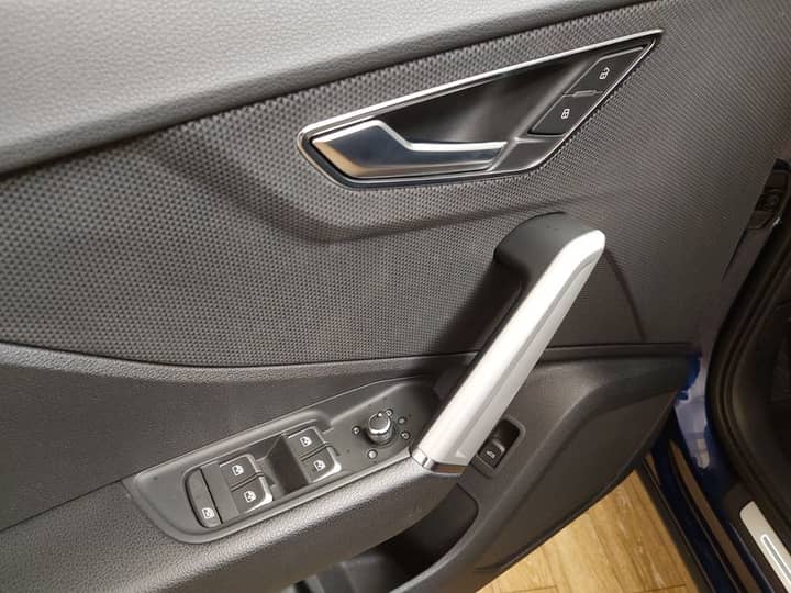 Slika prikazuje unutrašnjost vozila (panel vrata i kontrole).