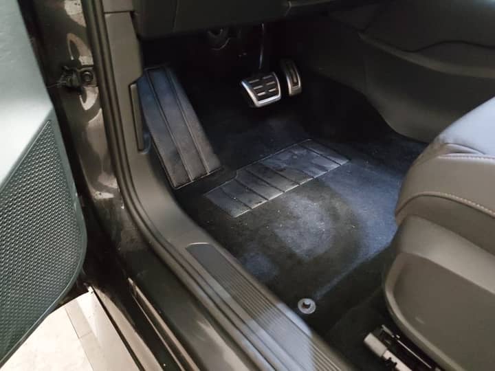 Slika prikazuje unutrašnjost vozila – prostor za noge i pedale.