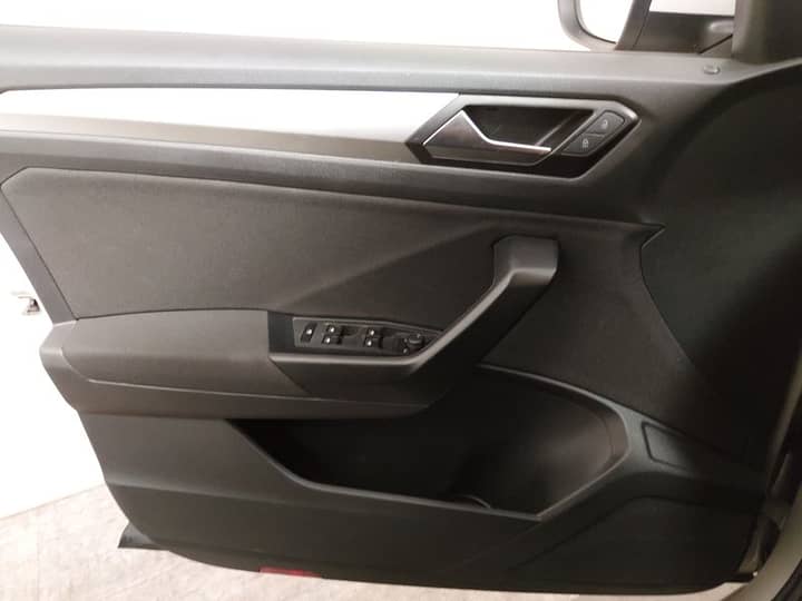 Slika prikazuje unutrašnjost vozila – panel vrata i kontrole.