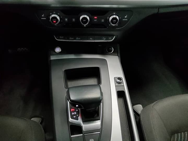 Slika prikazuje unutrašnjost vozila – središnja konzola i kontrolni panel.