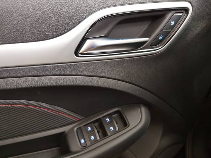 Slika prikazuje unutrašnjost vozila (panel vrata i kontrole).