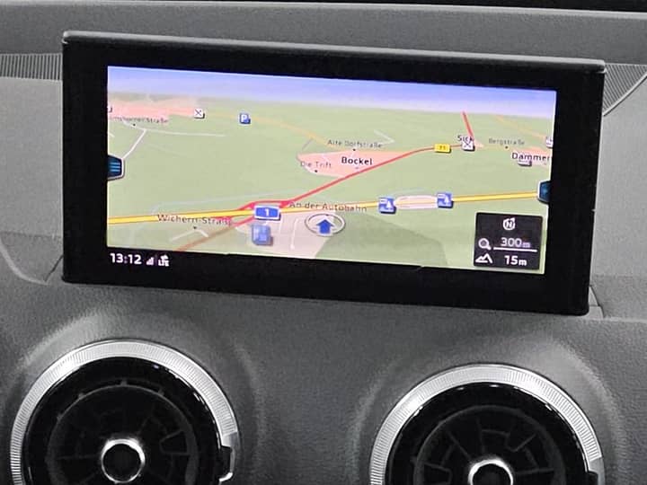 Slika prikazuje unutrasnjost vozila, zaslon navigacije.