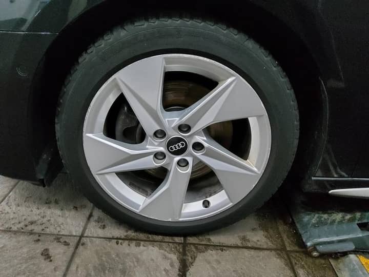Slika prikazuje vanjski dio automobila (kotač).
