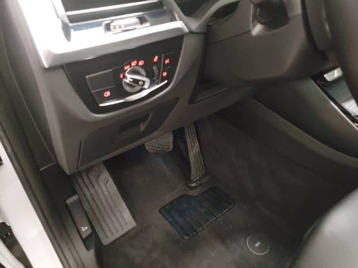 Slika prikazuje unutrašnjost vozila, područje vozačevog prostora i pedale.
