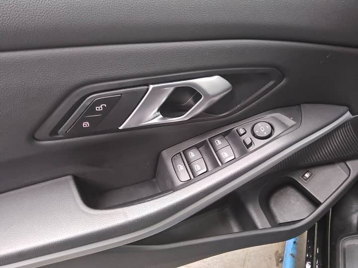 BMW 330e automatik Advantage • koža • LED