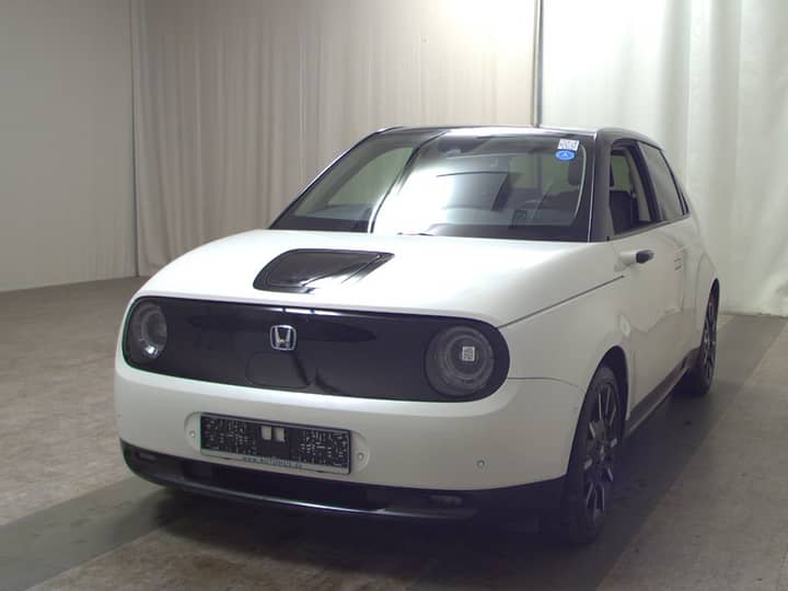 Slika prikazuje vanjski izgled automobila (eksterijer).