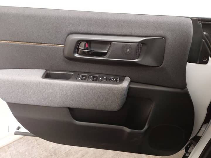 Slika prikazuje unutrašnjost vrata automobila s kontrolnim panelom.