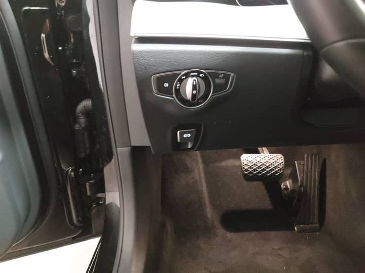 Slika prikazuje unutrašnjost vozila, fokus na pedalima.